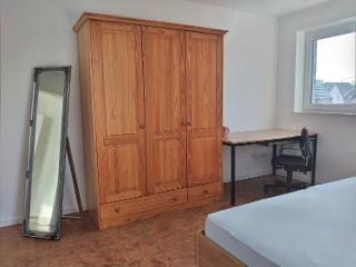 Schlafzimmer Stehspiegel, Schrank und Schreibtisch