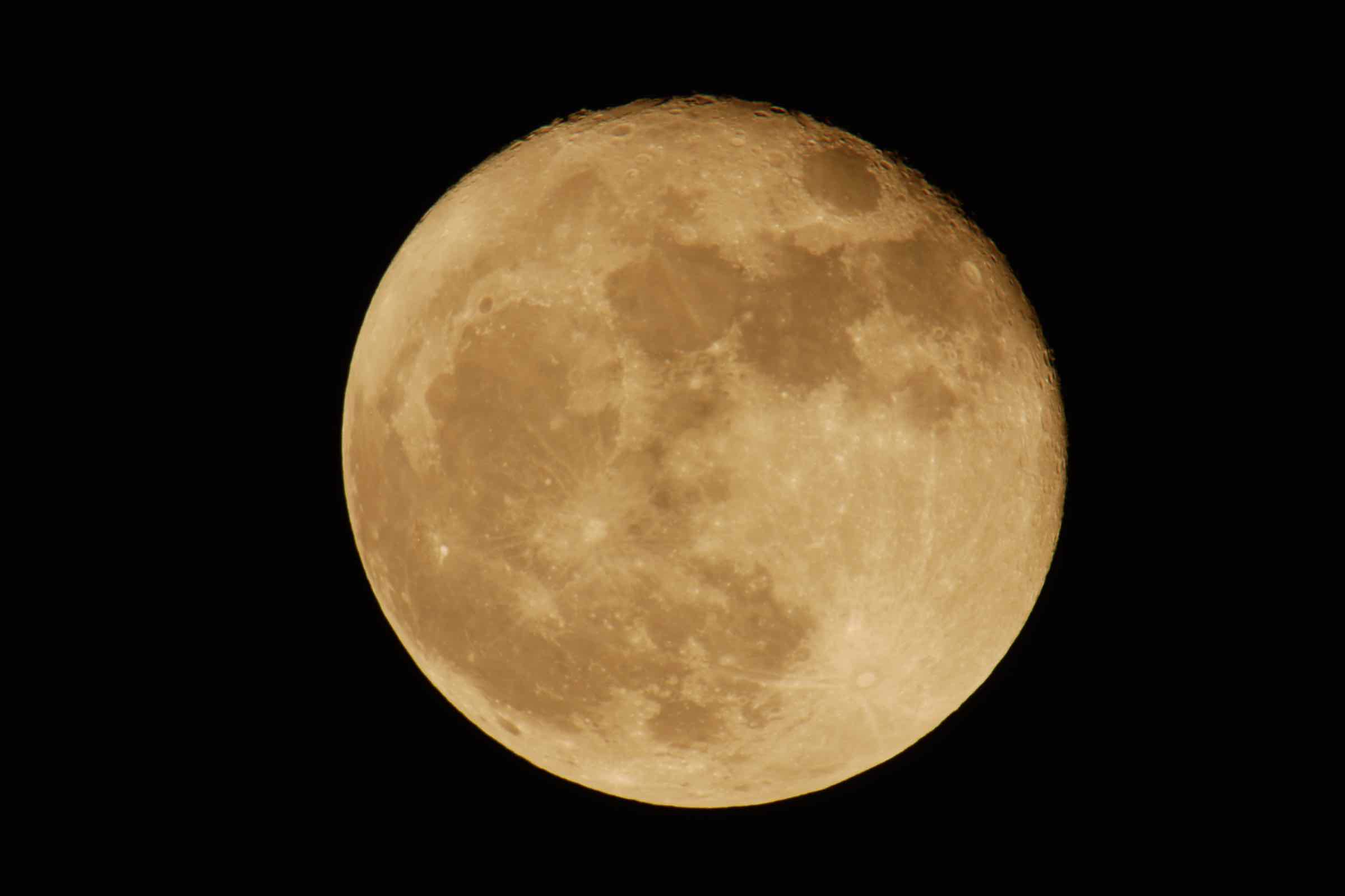 Der Mond beeinflusst den Rhythmus des Wattenmeers und ist für Ebbe und Flut verantwortlich.