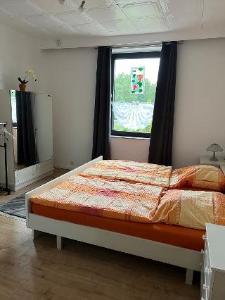 Schlafzimmer mit Doppelbett  in der Ferienwohnung Freizeit am See