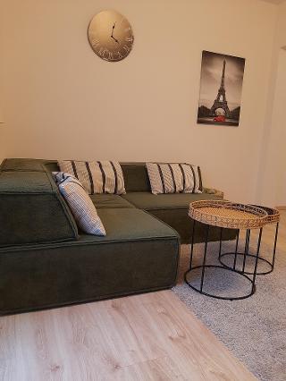 Kuscheliges Sofa im Wohnbereich