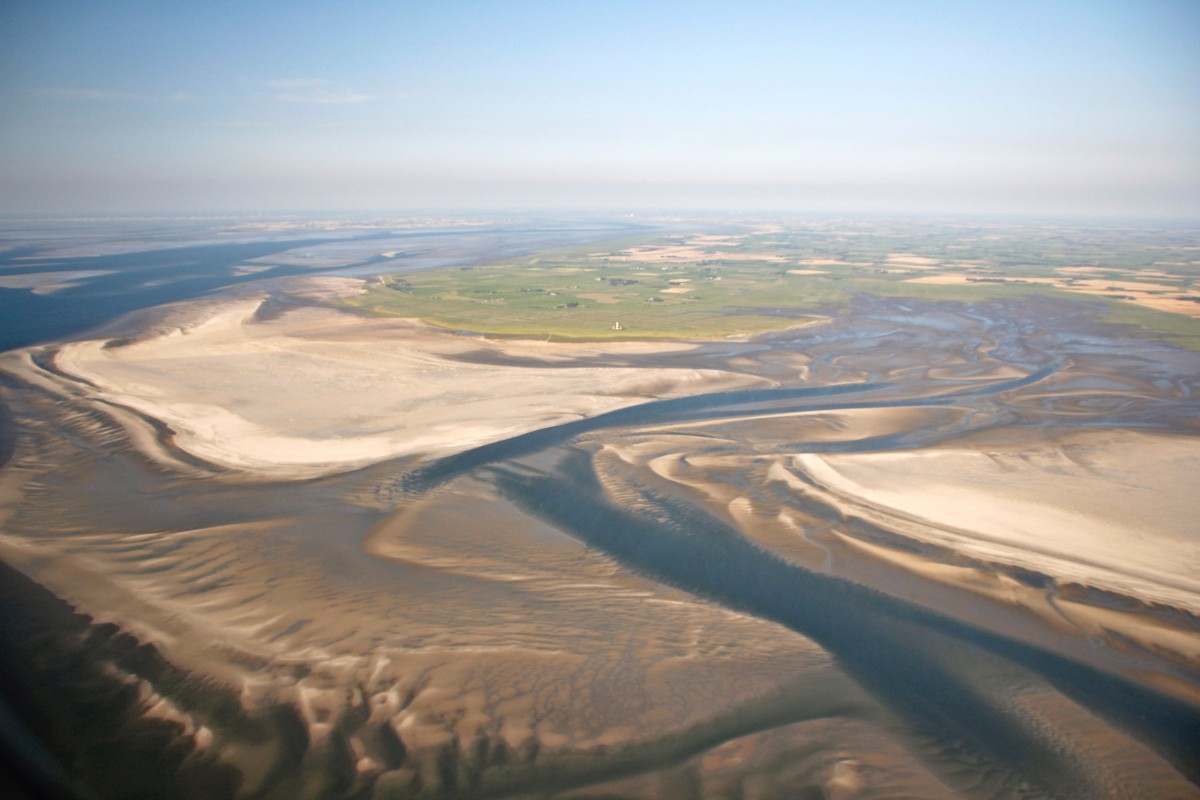 360 Grad Wattenmeer: Zahlreiche Priele und Sandbänke durchziehen die Landschaft.