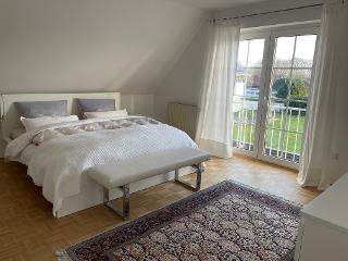 Gemütliches Schlafzimmer mit Blick nach draußen