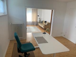 Arbeitsbereich mit bequemem Bürostuhl, Tisch und Lampe