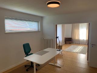 Arbeitszimmer mit Blick ins Wohnzimmer