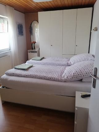 Doppelzimmer mit Wandschrank, Spiegel und Fernseher