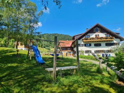 Hofbild mit Spielplatz