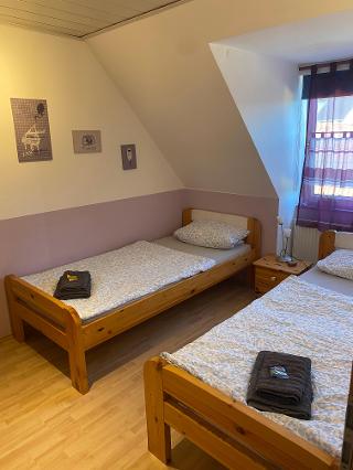 Schlafzimmer mit zwei Einzelbetten Ferienwohnung Kunterbunt Haltern am See