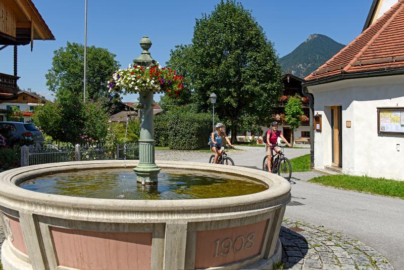 Dorfbrunnen neben der Kirche