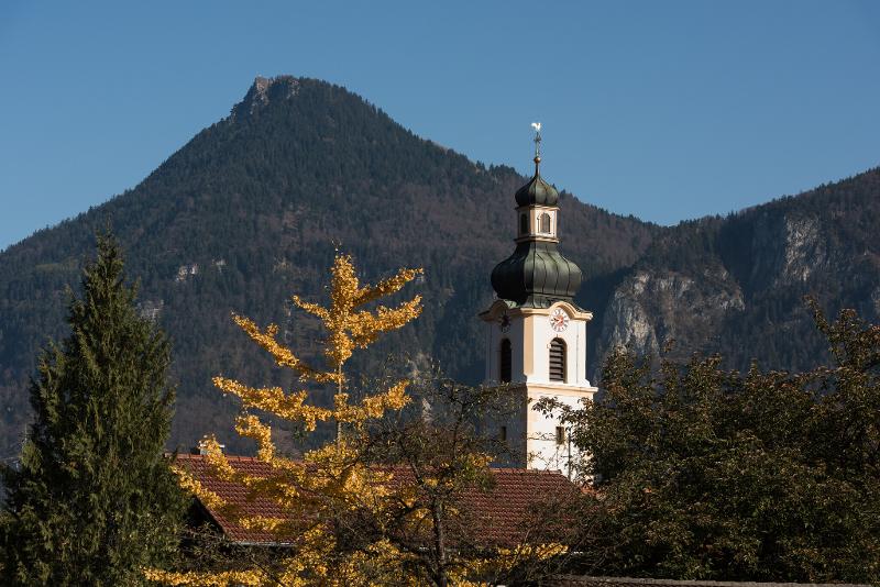 Kirchturm der Niederaudorfer Kirche mit Blick auf das Kranzhorn
