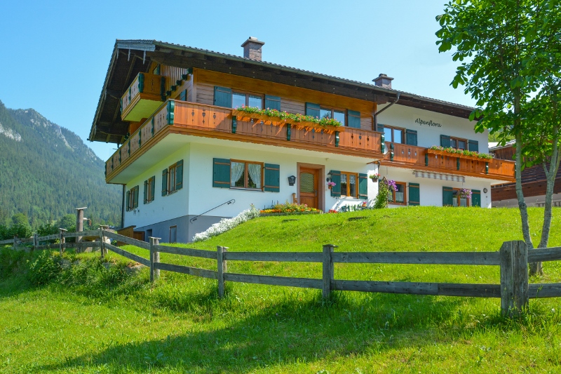 Haus Alpenflora (DE Ramsau). Ferienwohnung Blaueis Ferienwohnung in den Alpen