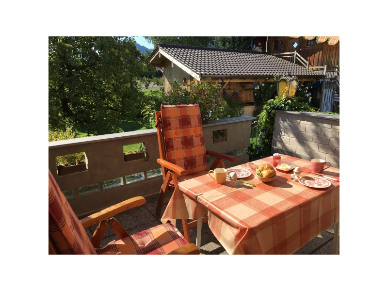 Ferienwohnung Kaiserblick - Lauschige Terrasse mit gemütlichen Möbeln