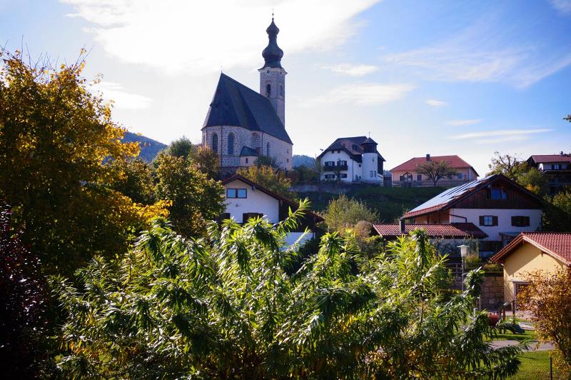 Der Blick vom Balkon zeigt zur Pfarrkirche Maria Himmelfahrt am nahe gelegenen Dorfplatz