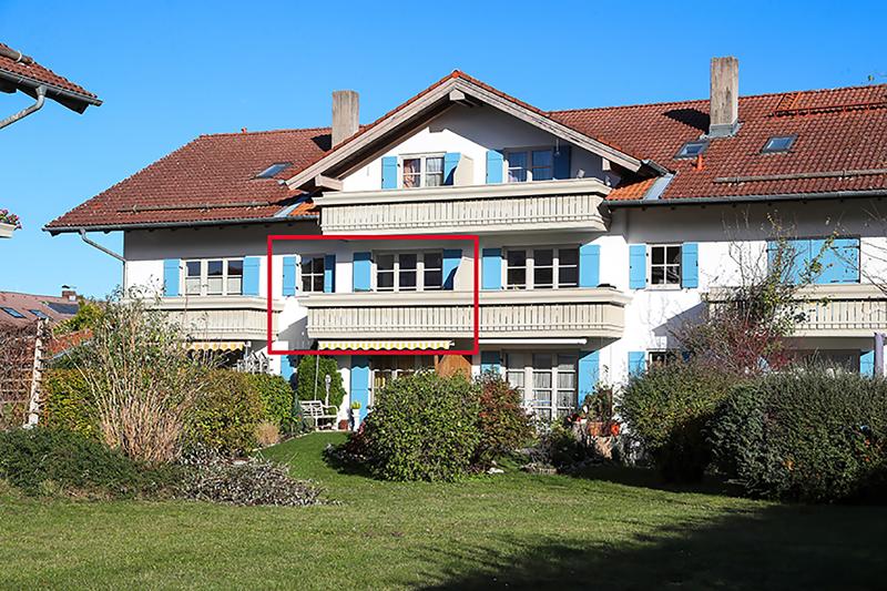 Aussenansicht Haus_ruhiger Innenhof mit Balkon und Garten