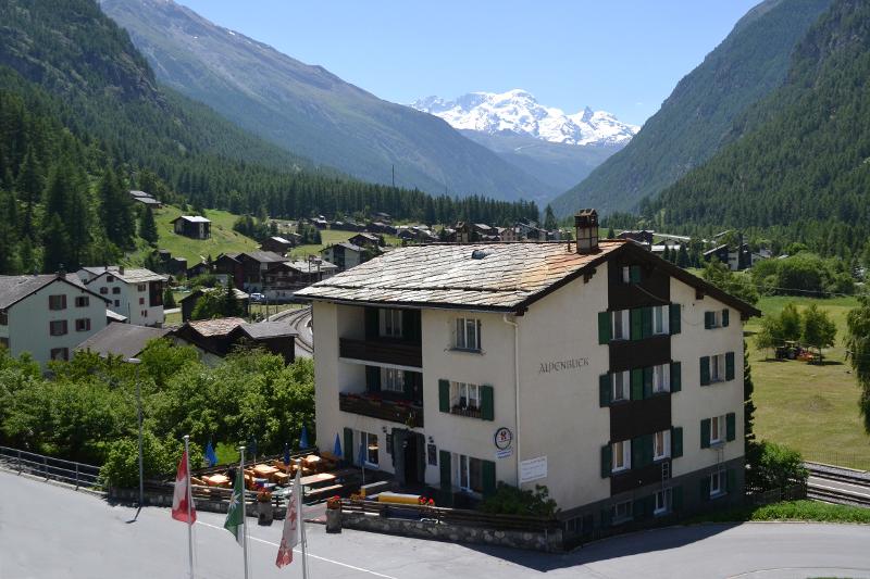 Aparthotel  KLEIN-MATTERHORN Randa zentral gelegen im Mattertal  10 km vor Zermatt - Sommeransicht