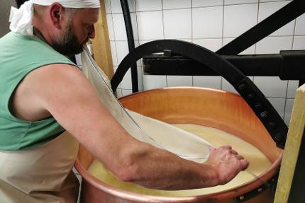 Visite de la fromagerie de démonstration à Täschalp