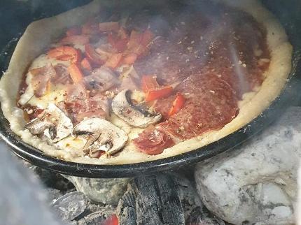 "Plai a mi": Pizzaofen bauen in Brigels