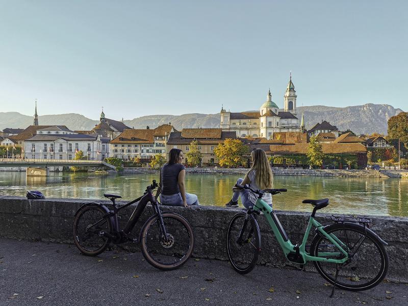 E-Bike_Solothurn_Stadtfuehrung_Aare_Shilouette_1©Solothurn_Tourismus_Eveline_Feier
