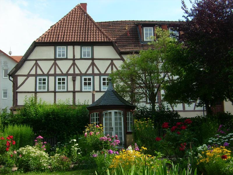 Blick auf das alte Bachhaus aus dem Bachmuseumsgarten